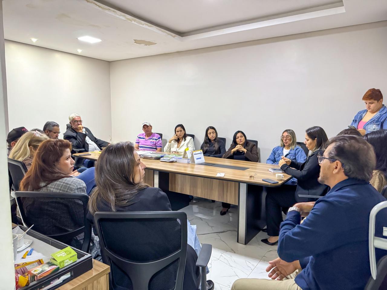 Vereadores participam de reunião com equipe do IMPS antes da sessão ordinária